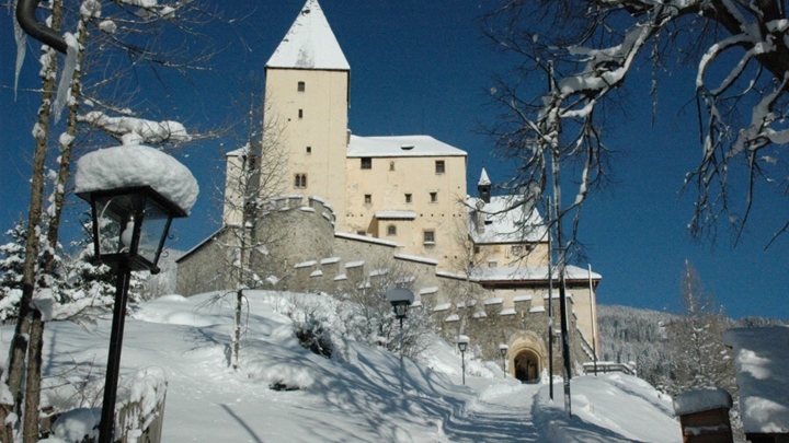 winter-kasteel-burcht-mauterndorf-lungau-oostenrijk